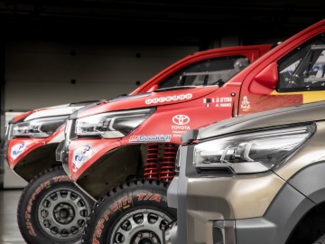 Zespół Toyoty z czterema Hiluxami na Rajdzie Dakar 2021